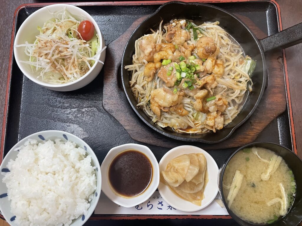 『キッチン むらさ来』の牛ホルモンの味噌炒め